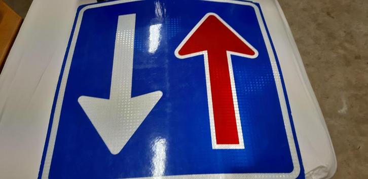 Magnetisch verkeersbord F 06 F06 voorrang op tegenligger, Auto diversen, Overige Auto diversen, Ophalen of Verzenden