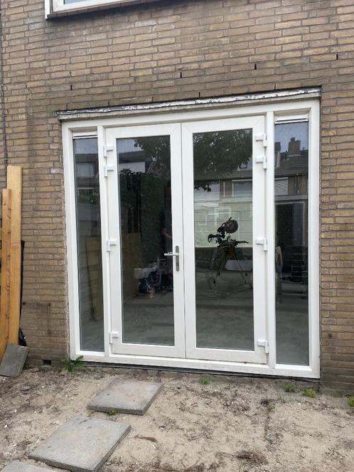 Openslaande deuren in kozijn met zijlichten, Doe-het-zelf en Verbouw, Kozijnen en Schuifpuien, Gebruikt, Deurkozijn, Kunststof
