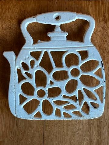Vintage Theepot Onderzetter Wit gietijzer beschikbaar voor biedingen