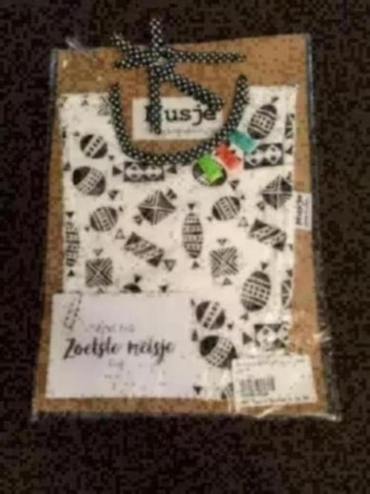 NIEUW! Musje Amsterdam Slabber Zoetste Meisje €4,99, Kinderen en Baby's, Kraamcadeaus en Geboorteborden, Nieuw, Kraamcadeau, Ophalen of Verzenden