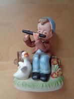 Beeldje jongen met fluit en gans, Ophalen of Verzenden, Gebruikt, Mens