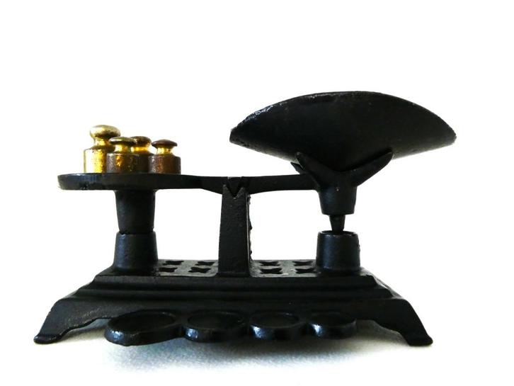 Kleine weegschaal compleet met gewichten winkel speelgoed, Antiek en Kunst, Antiek | Speelgoed, Ophalen of Verzenden