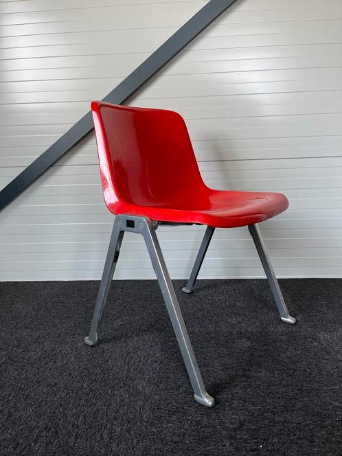 Schröder & Henzelman vintage kuipstoel, Huis en Inrichting, Stoelen, Gebruikt, Twee, Kunststof, Rood, Ophalen