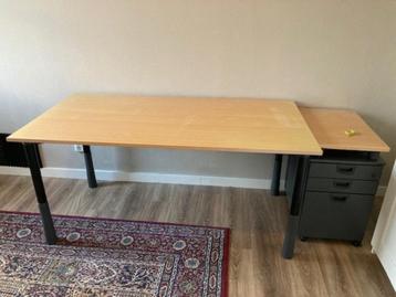 Bureau / tafel beschikbaar voor biedingen