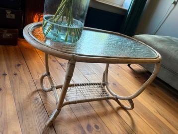Salontafel vintage rotan glas beschikbaar voor biedingen