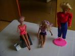 3 barbie,s  mattel met kruk en kastje 1met trui schoudervull, Kinderen en Baby's, Ophalen of Verzenden, Zo goed als nieuw, Barbie