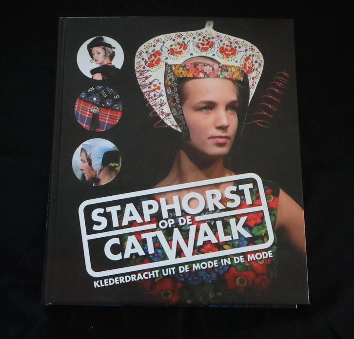 boek : Staphorst op de catwalk, Boeken, Geschiedenis | Stad en Regio, Zo goed als nieuw, 20e eeuw of later, Ophalen of Verzenden
