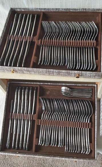Antieke bestekset in een 3 laden kastje beschikbaar voor biedingen