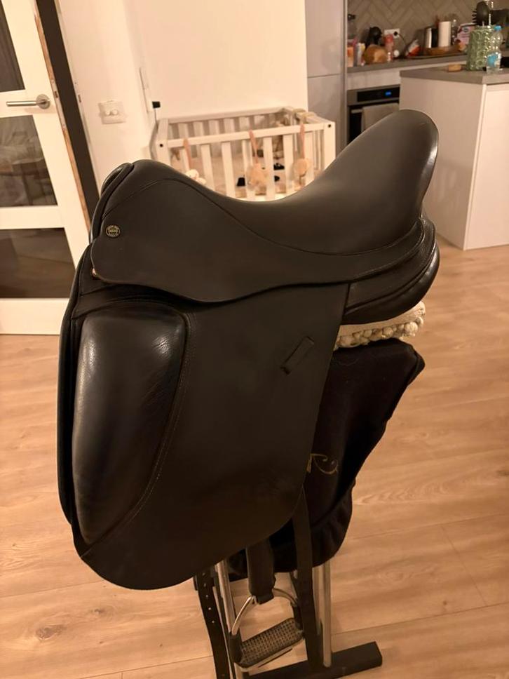 Equestor Contour Master Dressuurzadel – Flexibele boom, Dieren en Toebehoren, Paarden en Pony's | Zadels, Gebruikt, Dressuur, Ophalen of Verzenden