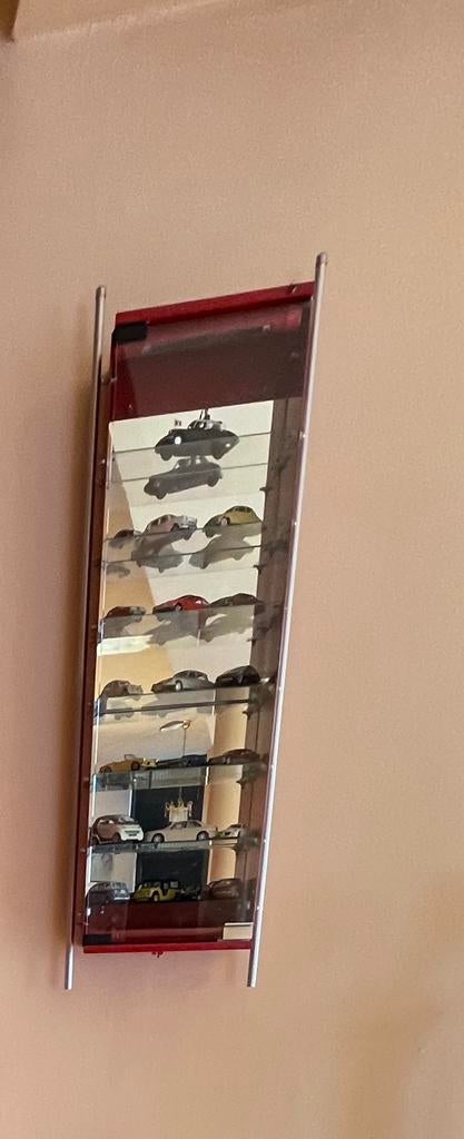 Design rood smal metalen wandvitrine kastje met verlichting, Huis en Inrichting, Kasten | Vitrinekasten, Ophalen, Minder dan 50 cm