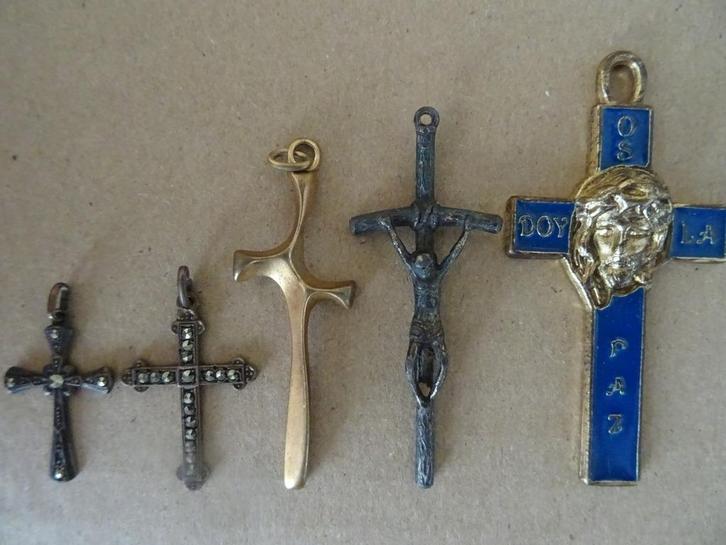 Kruis kruisje kruisbeeld medaillon hanger 19 euro per stuk, Verzamelen, Religie, Gebruikt, Christendom | Katholiek, Sieraad, Ophalen of Verzenden