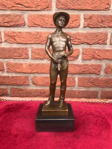 bronzen beeld van een stoere cowboy, erotica beschikbaar voor biedingen