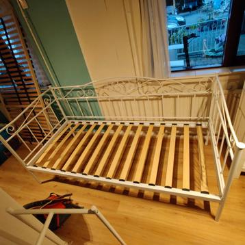 Tiener bed. Metalen frame.  205cm x 95cm beschikbaar voor biedingen