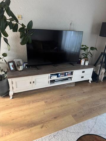 Landelijke tv meubel beschikbaar voor biedingen