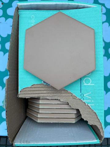 96 hexagon tegels beschikbaar voor biedingen