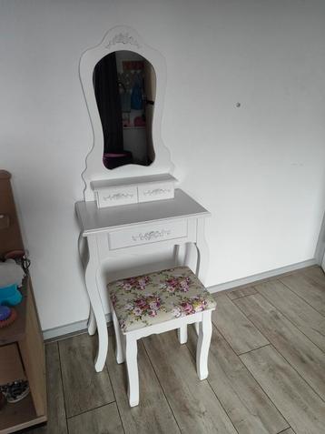 Leuke kinder Make-up Tafel met Krukje beschikbaar voor biedingen