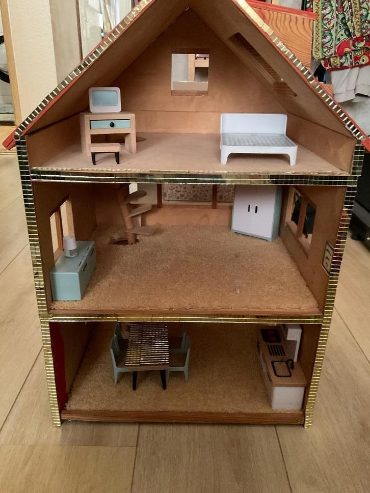 Houten poppenhuis met meubels, Kinderen en Baby's, Speelgoed | Poppenhuizen, Gebruikt, Poppenhuis, Ophalen