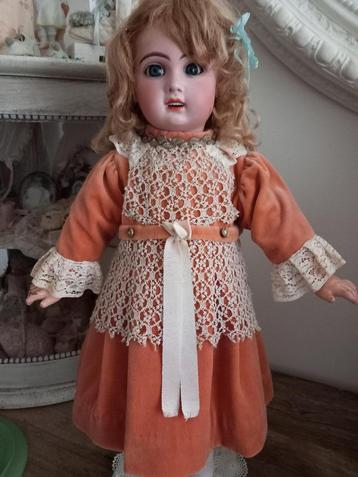 Antieke fluwelen poppenjurk met kant. beschikbaar voor biedingen