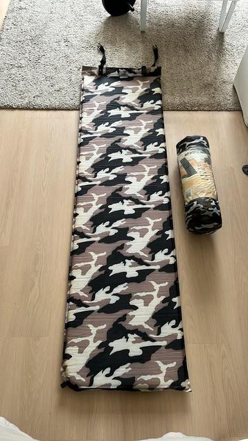 Zelfopblazende slaapmatten, 2 stuks beschikbaar voor biedingen