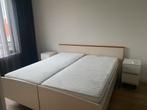 Tweepersoonsbed (200x180) met nachtkastjes en matrassen, Huis en Inrichting, Slaapkamer | Complete slaapkamers, Ophalen, Zo goed als nieuw