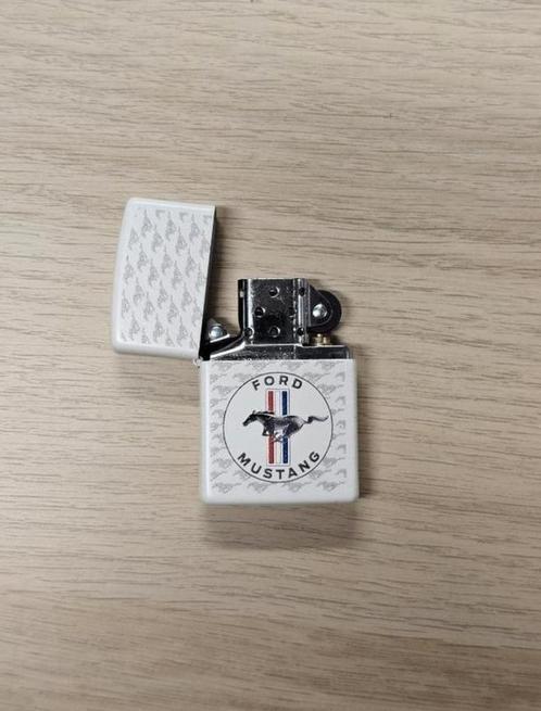 Zippo aansteker ford mustang, Verzamelen, Rookartikelen, Aanstekers en Luciferdoosjes, Nieuw, Aansteker, Ophalen of Verzenden