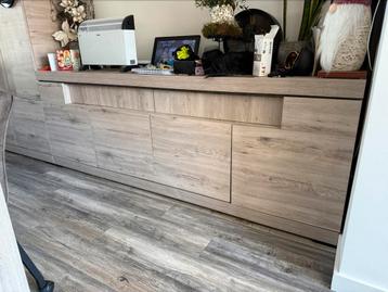 Dressoir en kast Inc verlichting  beschikbaar voor biedingen