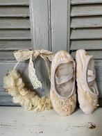 Brocante balletschoentjes met bloemenkransje, Ophalen of Verzenden