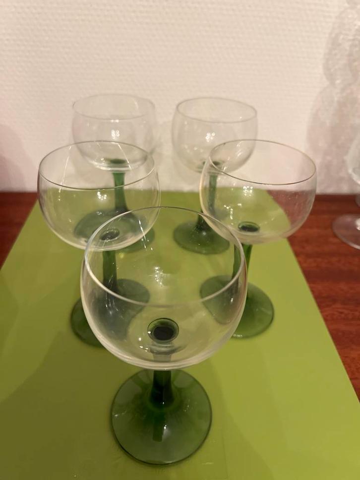 Set van 5 wijnglazen met groene voet - uitstekende staat, Huis en Inrichting, Keuken | Servies, Zo goed als nieuw, Glas of Glazen