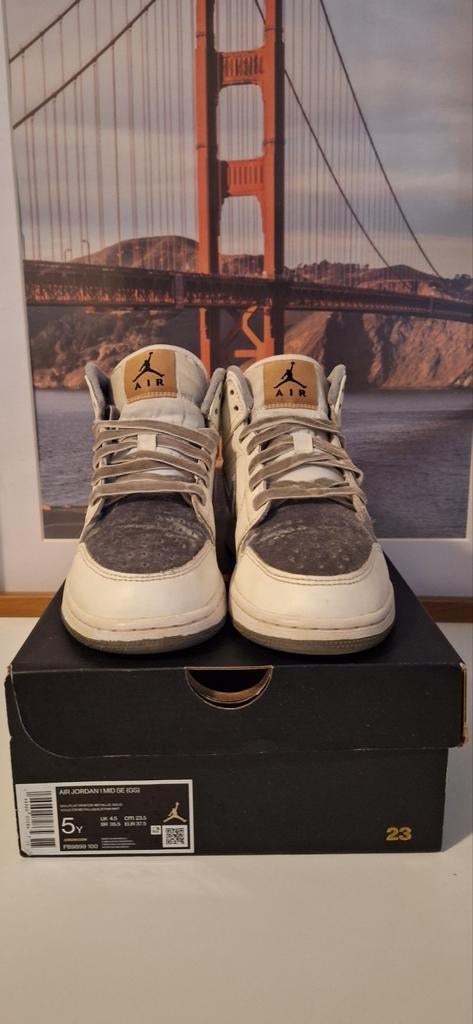 Air Jordan 1 MID SE (GS) Maat 37.5 met doos, Nike Air Jordan, Beige, Ophalen of Verzenden, Sneakers of Gympen