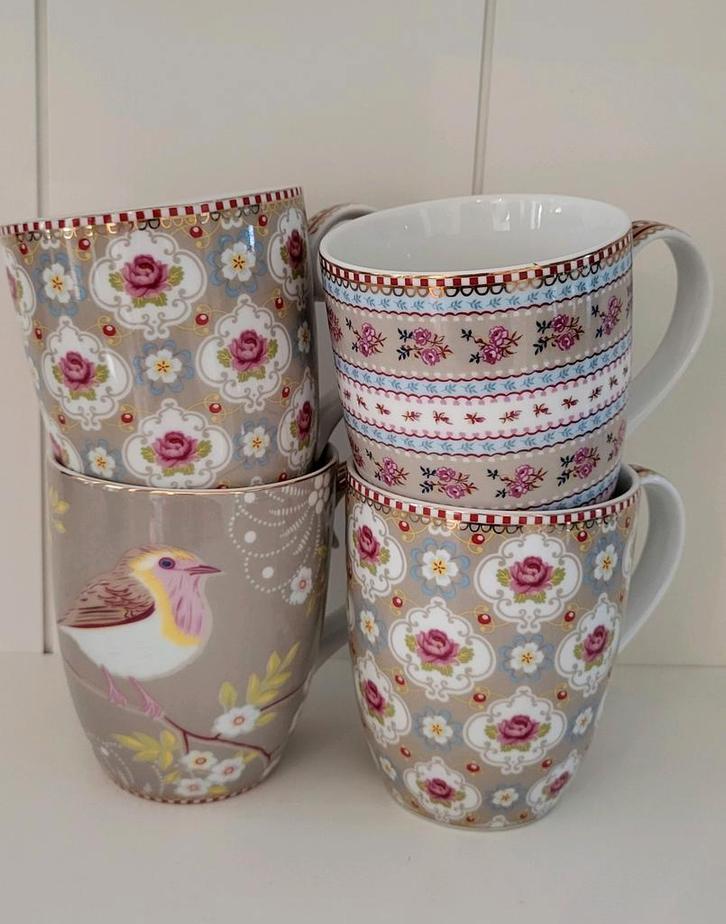 4x Pip Studio Mokken 350ml Khaki - Floral, Huis en Inrichting, Keuken | Servies, Zo goed als nieuw, Kop(pen) en/of Schotel(s)