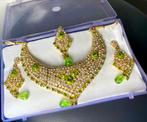 Goudkleurige Indiase sieradenset met groene accenten, Overige materialen, Met strass, Ophalen of Verzenden, Zo goed als nieuw