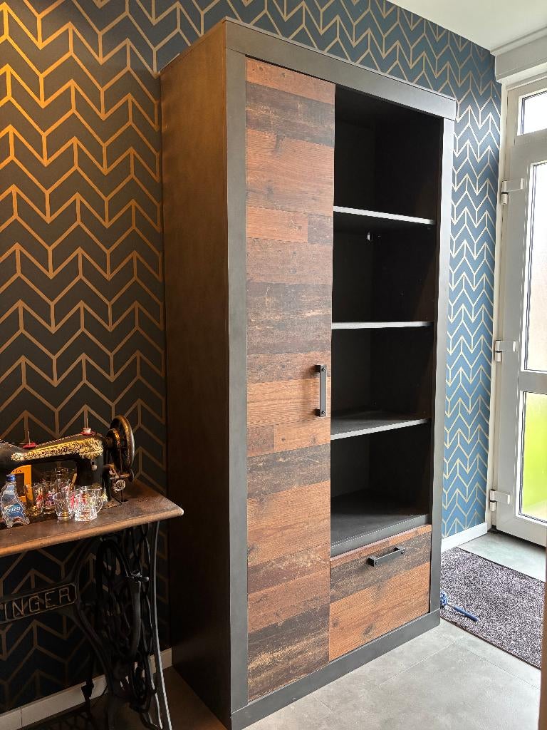 Meubelset (vloerkleed, salontafel, vitrinekast), Ophalen, Zo goed als nieuw, Hout