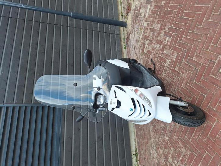 Zeer nette piaggio zip, Fietsen en Brommers, Scooters | Piaggio, Zo goed als nieuw, Zip, Benzine, Ophalen