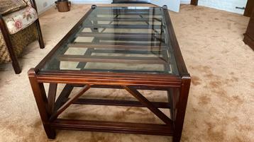 salontafel met glazen blad beschikbaar voor biedingen
