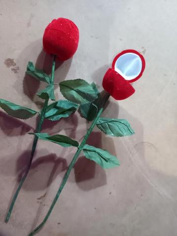 Ring roos rode kunstroos ringdoos beschikbaar voor biedingen