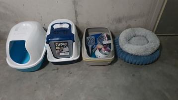Katten 'erfenis'. Kattenbakken, eetbakjes, mandjes, etc beschikbaar voor biedingen