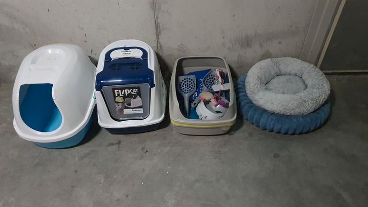 Katten 'erfenis'. Kattenbakken, eetbakjes, mandjes, etc, Dieren en Toebehoren, Katten-accessoires, Gebruikt, Ophalen