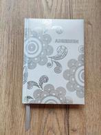 Adresboek wit met zilver 15,5 cm x 11 cm, Diversen, Notitieboeken, Ophalen of Verzenden, Nieuw, A6