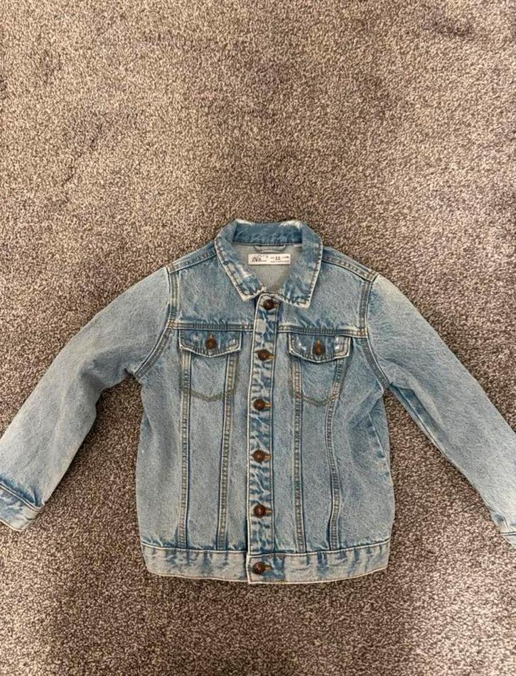 Zara Jongens Spijkerjas maat 110 voor 4-5 jaar, Kinderen en Baby's, Kinderkleding | Maat 110, Zo goed als nieuw, Jas, Ophalen of Verzenden