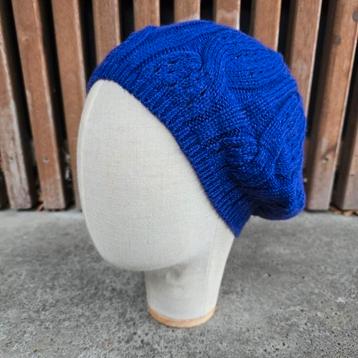 Paars gehaakte beanie beschikbaar voor biedingen