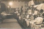 Foto op postkaart. Historisch winkelinterieur, Gebruikt, Foto, Ophalen of Verzenden, Voor 1940