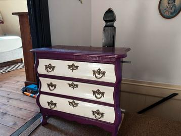 Vintage paars Kastje met Lades beschikbaar voor biedingen