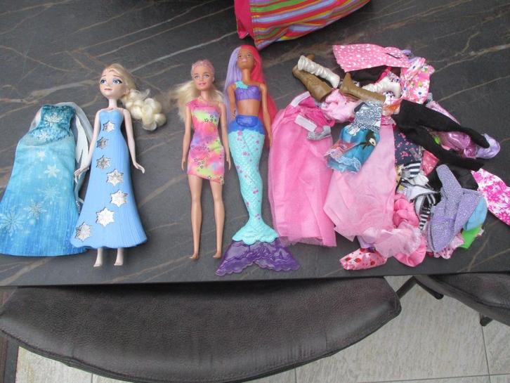 Set poppen met kleding - 2x Barbie + 1x Hasbro Frozen, Kinderen en Baby's, Speelgoed | Poppen, Zo goed als nieuw, Barbie, Ophalen of Verzenden