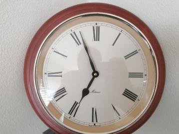 Houten wandklok beschikbaar voor biedingen