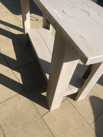 Side table beschikbaar voor biedingen