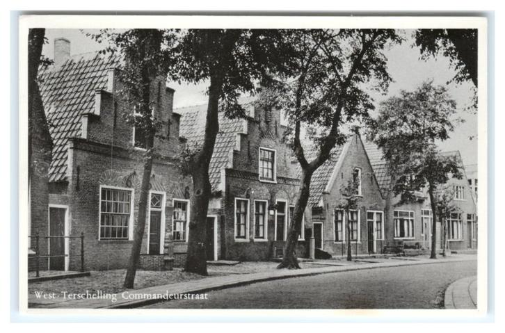 Terschelling, West-Terschelling, Commandeurstraat, Verzamelen, Ansichtkaarten | Nederland, Ongelopen, Waddeneilanden, 1940 tot 1960