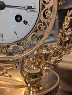 Antieke vuurvergulde bronzen pendule 46 hoog. €550, Antiek en Kunst, Antiek | Klokken, Ophalen