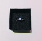 Zilveren dames ring met heldere moissaniet edelstenen, Ophalen of Verzenden, Zo goed als nieuw, 17 tot 18, Met edelsteen