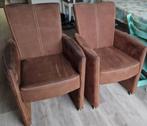 Twee bruine eetkamerstoelen met wieltjes, Huis en Inrichting, Stoelen, Ophalen, Gebruikt, Twee, Bruin