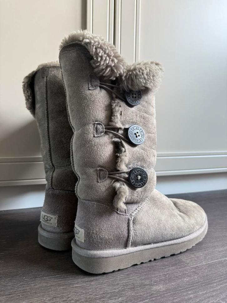 UGG Classic Tall Bailey Button grijs dameslaarzen maat 38, Kleding | Dames, Schoenen, Gedragen, Hoge laarzen, Grijs, Ophalen of Verzenden